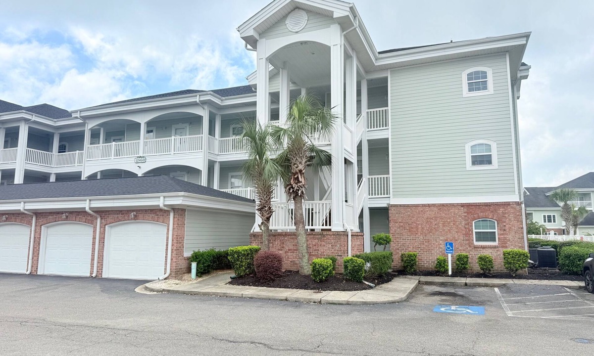 Central Myrtle Beach Condo | Myrtle Beach 2 Br Condo, Pool View,1 mile to beach, Close to Dining and Shopping