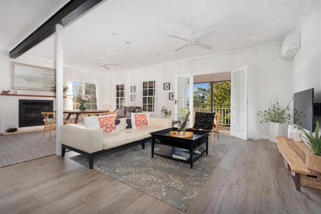 Kangaroo Valley Apartment | Myrtle Tree Lodge Flowers - heart of the village