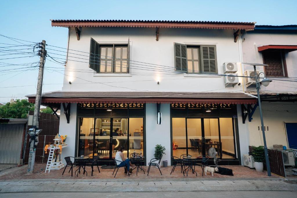 Thakhek Hostel | Nam Phou Hostel