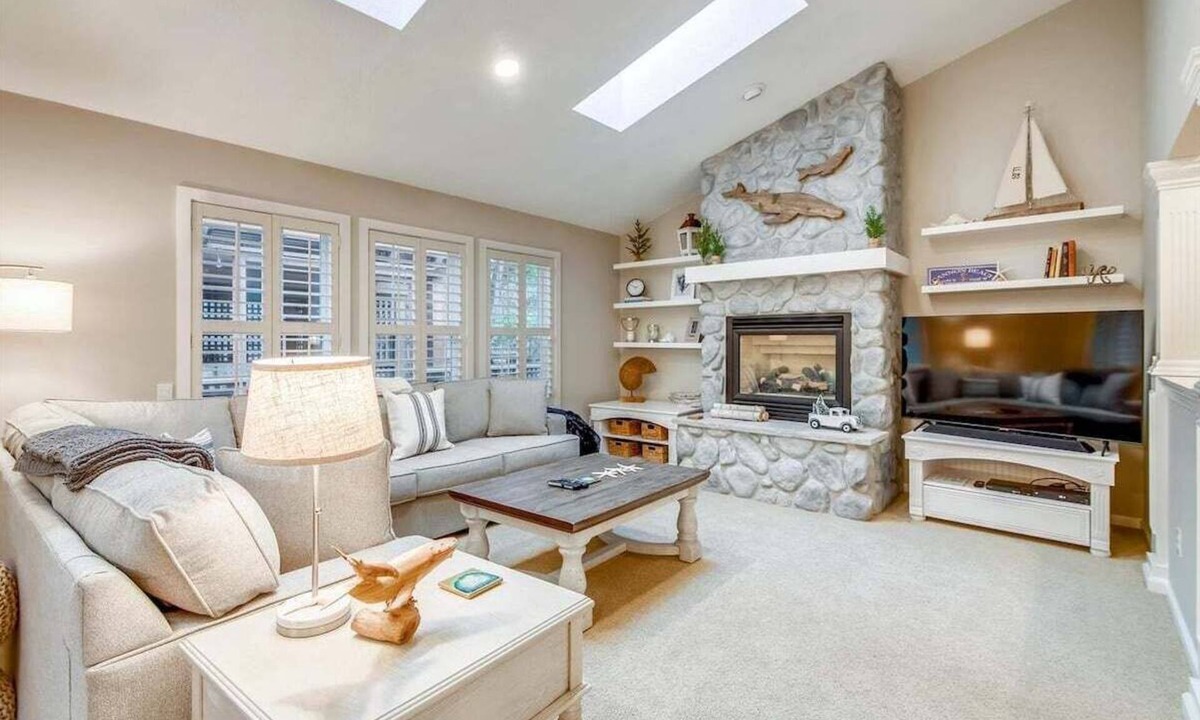 Downtown Cannon Beach House | Nantucket West - Hot Tub!
