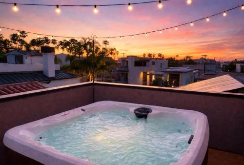 Naples House | Naples Island Rooftop Hot Tub Walk to 2nd St