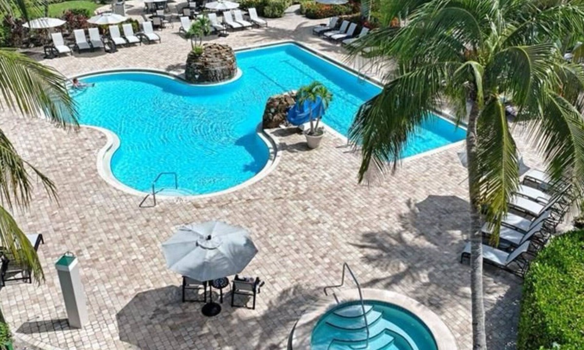 Naples Resort | NAPLES RESORT 2BDRM 2BTH +Den POOL GOLF CLUB AMENITIES 5TH AVENUE BEACH