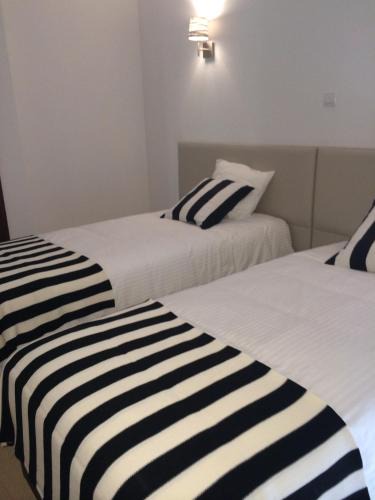Fatima House | Nas Palhas Deitado