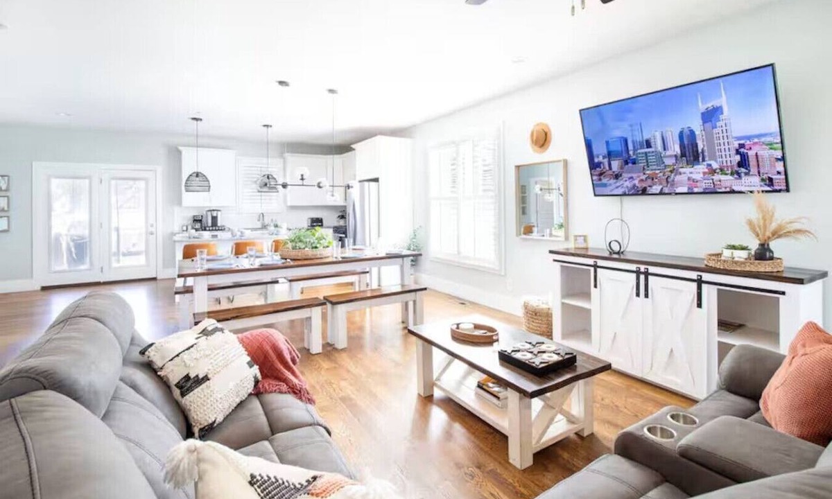 North Nashville House | Nashville Retreat Min to Nashville Gen, Nissan Stadium, Vandy, BNA, & Music Row