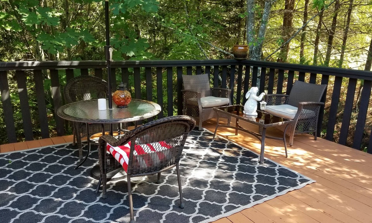 Regional District of Nanaimo Cottage | nature 's loft 650 sq ft with open deck and outside fire pit