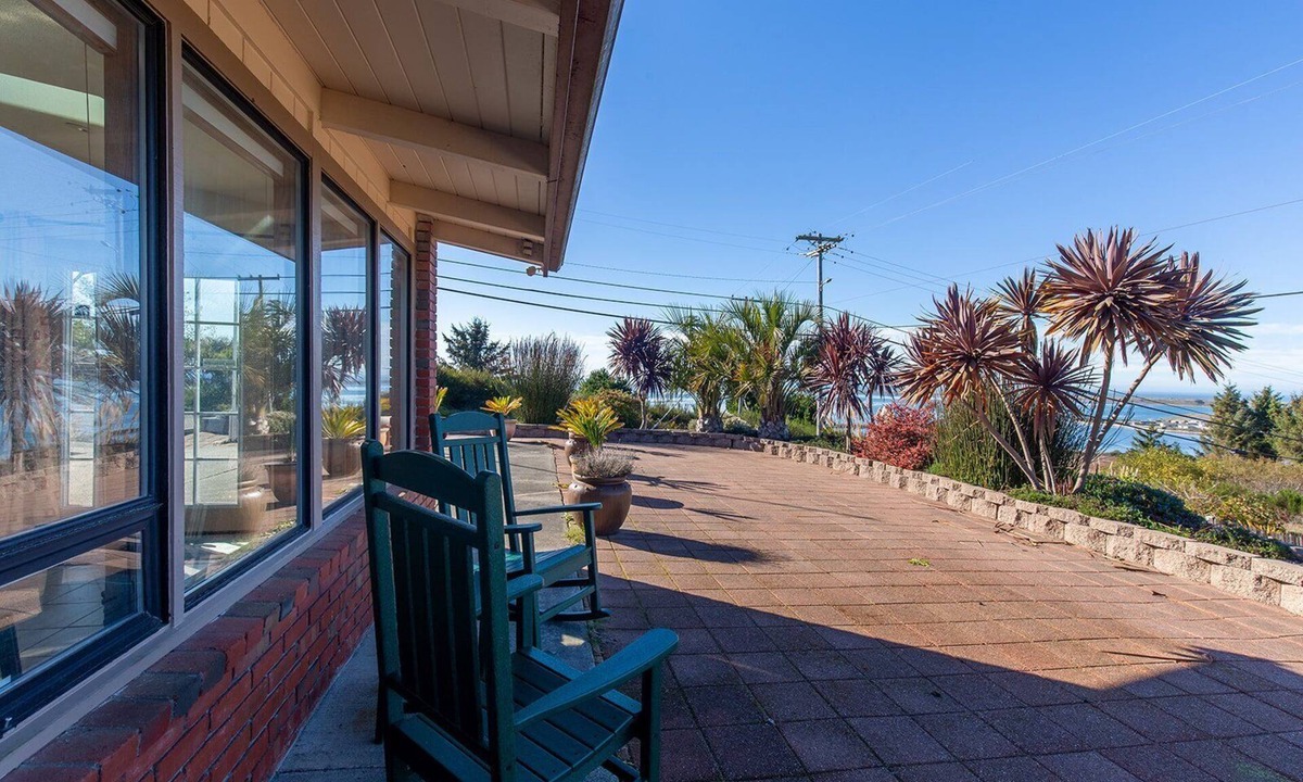 Humboldt Hill House | ⚓️ 🌊Nautical Escape- Bay Views, Patio, Near HWY101