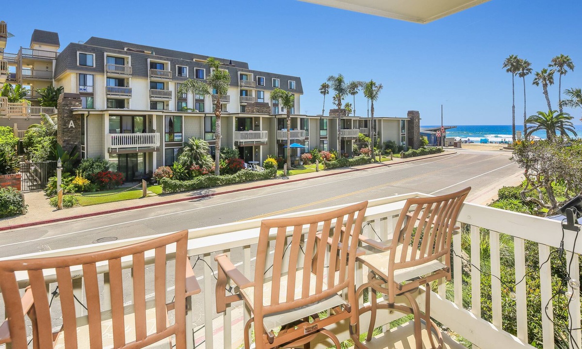 Townsite Cottage | NCV C4 Beautiful beachfront cottage, all new furnishings w/Stunning Ocean views