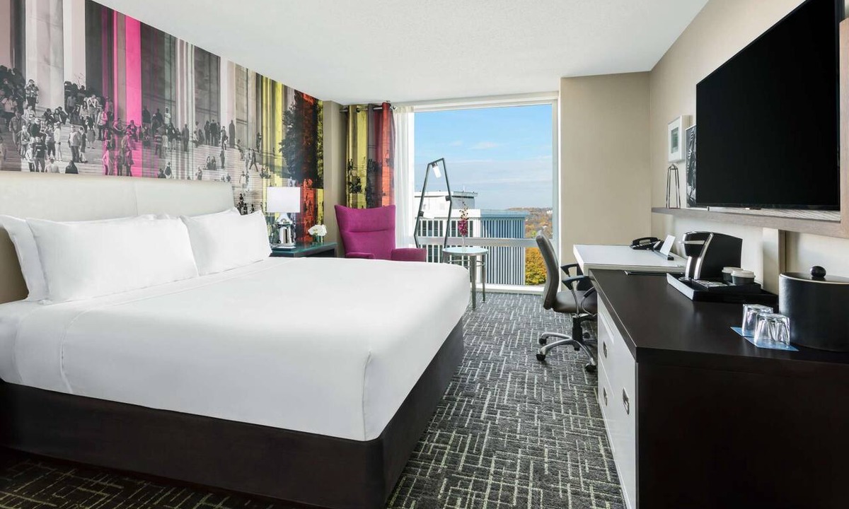 Rosslyn Hotel | Near DC Monuments | Fitness Center + On-Site Dining