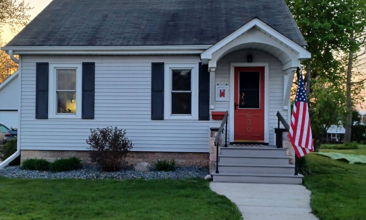 Omro House | Near EAA Quiet Neighborhood
