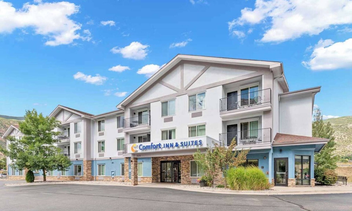 Glenwood Springs Hotel | Near Glenwood Hot Springs + Free Breakfast & Gym
