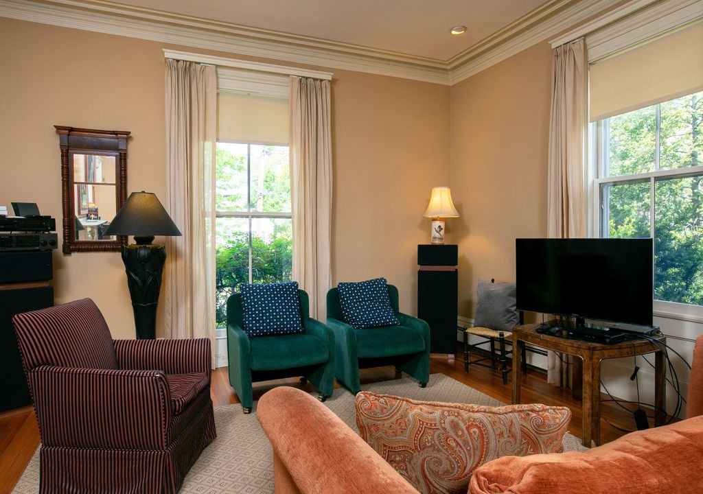 Mid-Cambridge Apartment | Near Harvard Square with Deck & parking