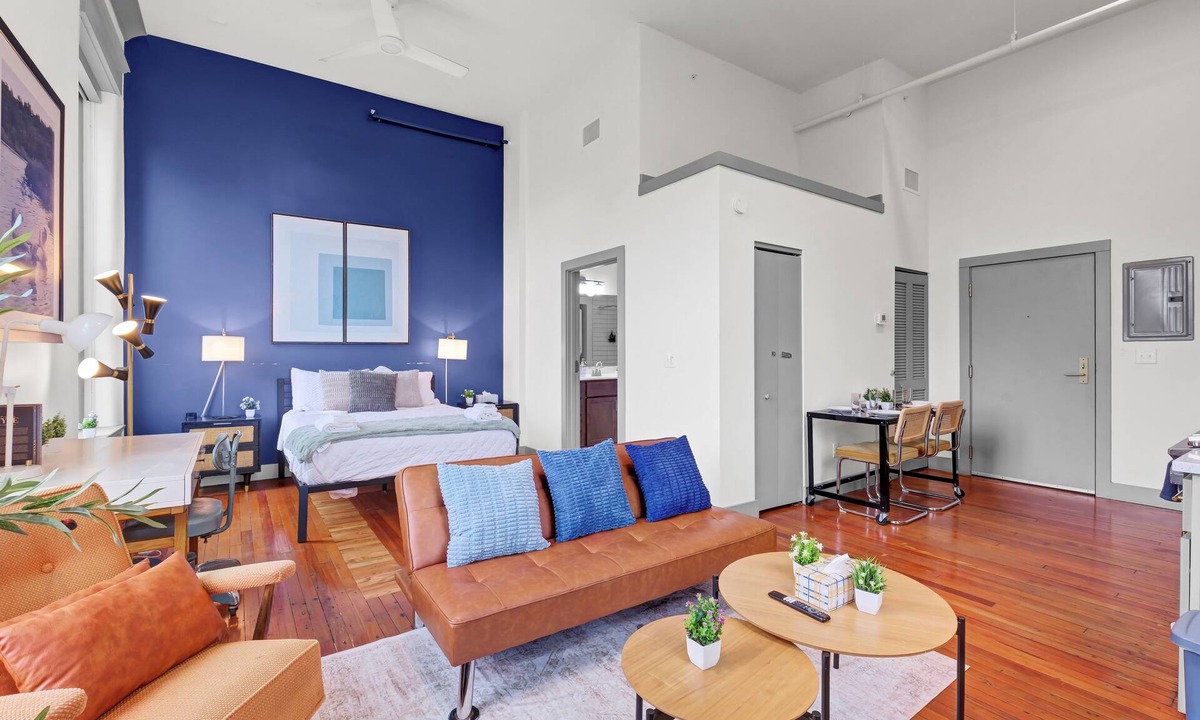 Downtown Louisville Apartment | Near Hospitals & DT ~ Cozy+Parking+W/D+Churchill