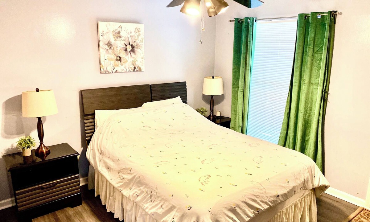 Crosstown Apartment | Near Medical Center-Quiet Flat