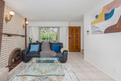 Grandview-Woodland House | Near Skytrain only 10 mins 2 stops away from nearby stadium with Free Parking and Full Kitchen