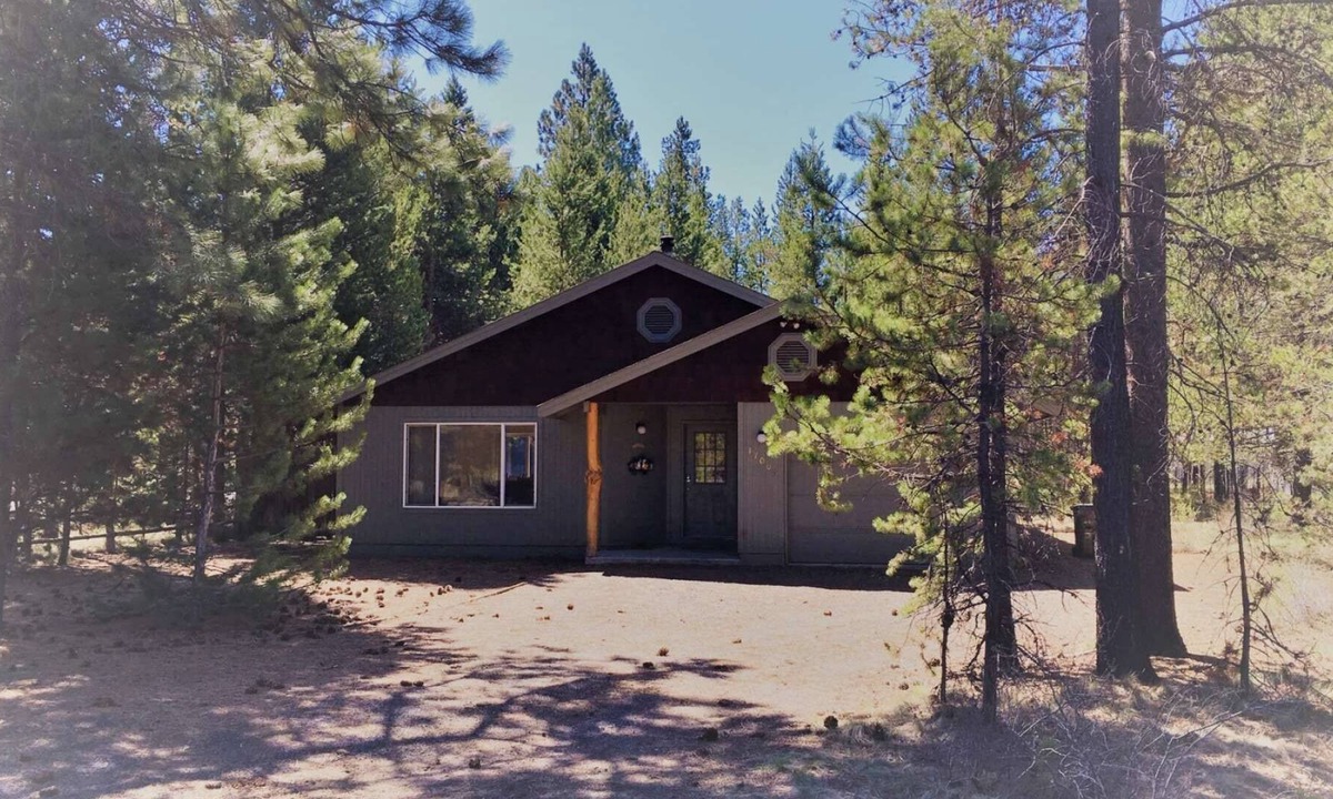 Three Rivers House | Near Sunriver! Discount for Extended Stay, Bikes & Ping Pong, Patio w/ Grill, Close to Golf & Skiing
