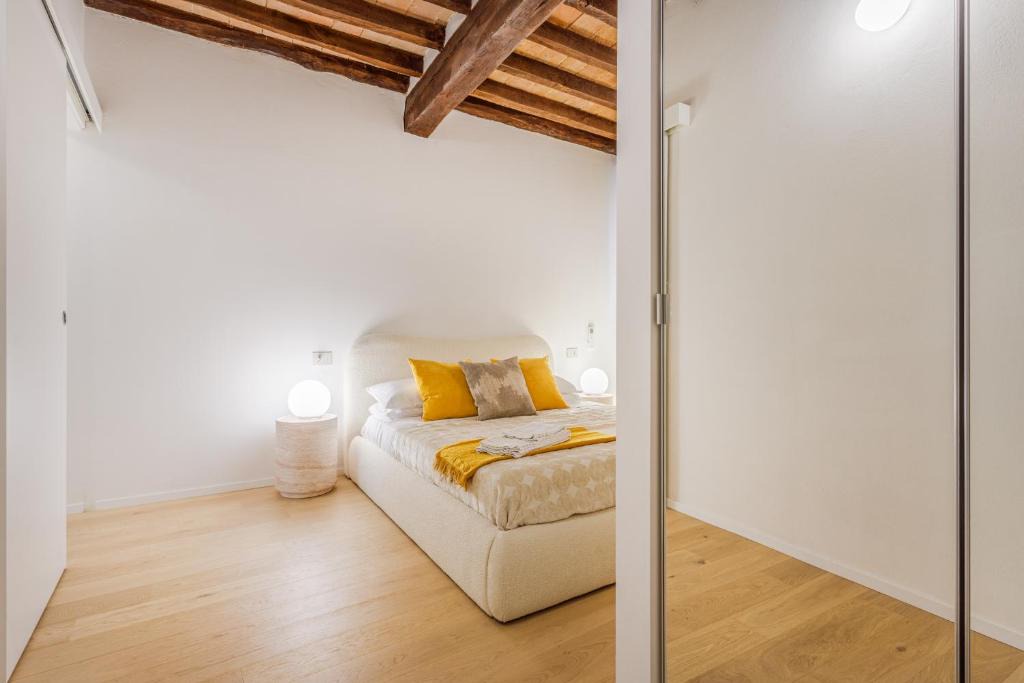 Old Town Apartment | Nebbia sul Naviglio - Rua Frati 34 Palace by MoVeBNB