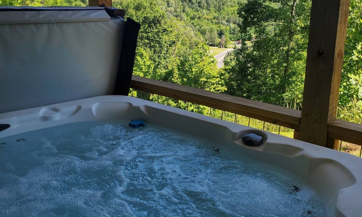 Whittier Cabin | Need some Relaxation? WCU. HOT TUB & Robes! DOG friendly, Views! Near Casino