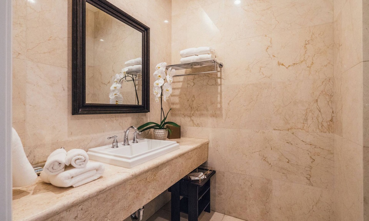 Lower Pacific Heights Hotel | Neighbourgood Sutter Mansion