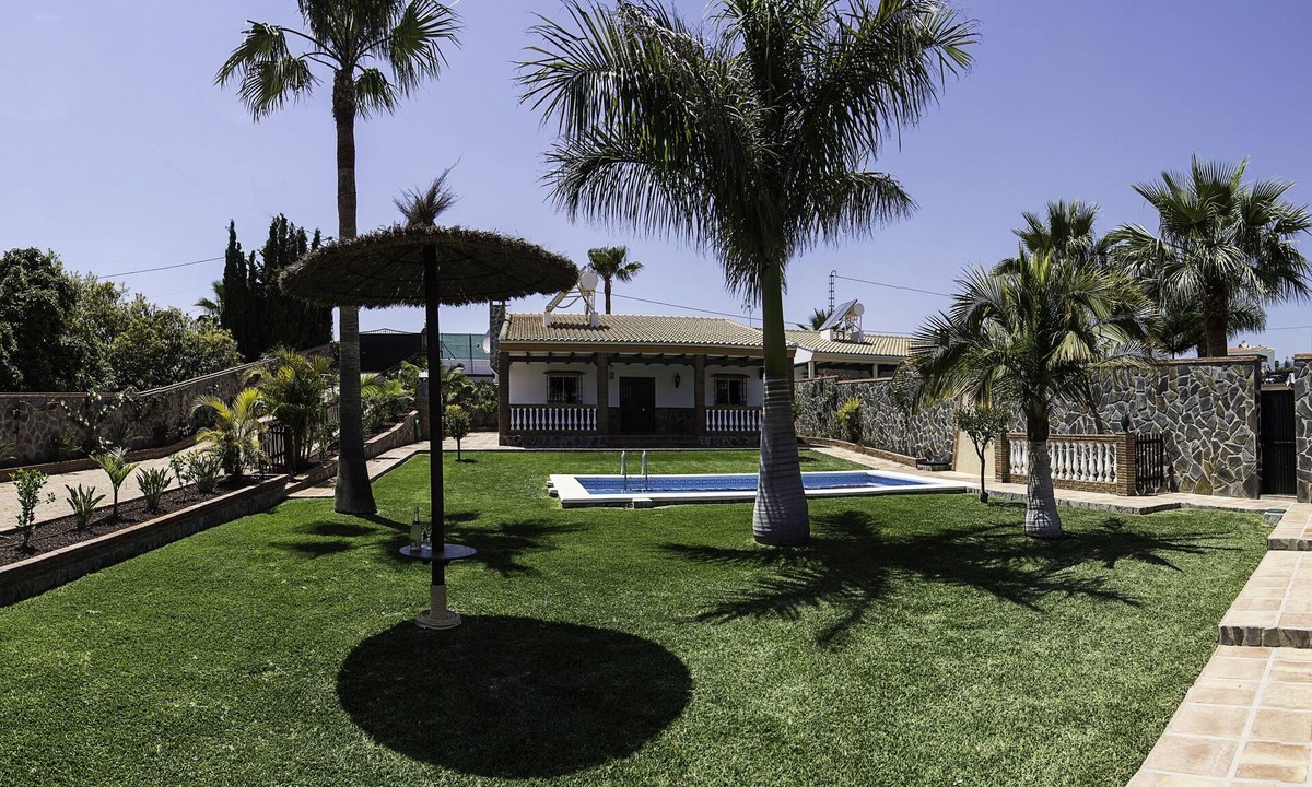 Frigiliana Villa | Nerja: VILLA WITH PRIVATE SWIMMING POOL AND GARDENS