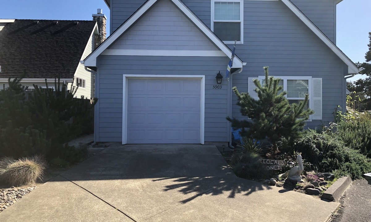 Four Sisters House | Nestled between Beach and River. 3 minute walk to Beach! 2 minutes to River!
