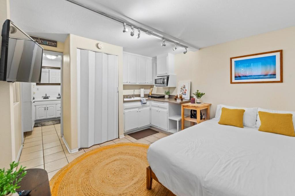 Ventura Apartment | Netflix, Stocked Kitchenette, Beach Gear