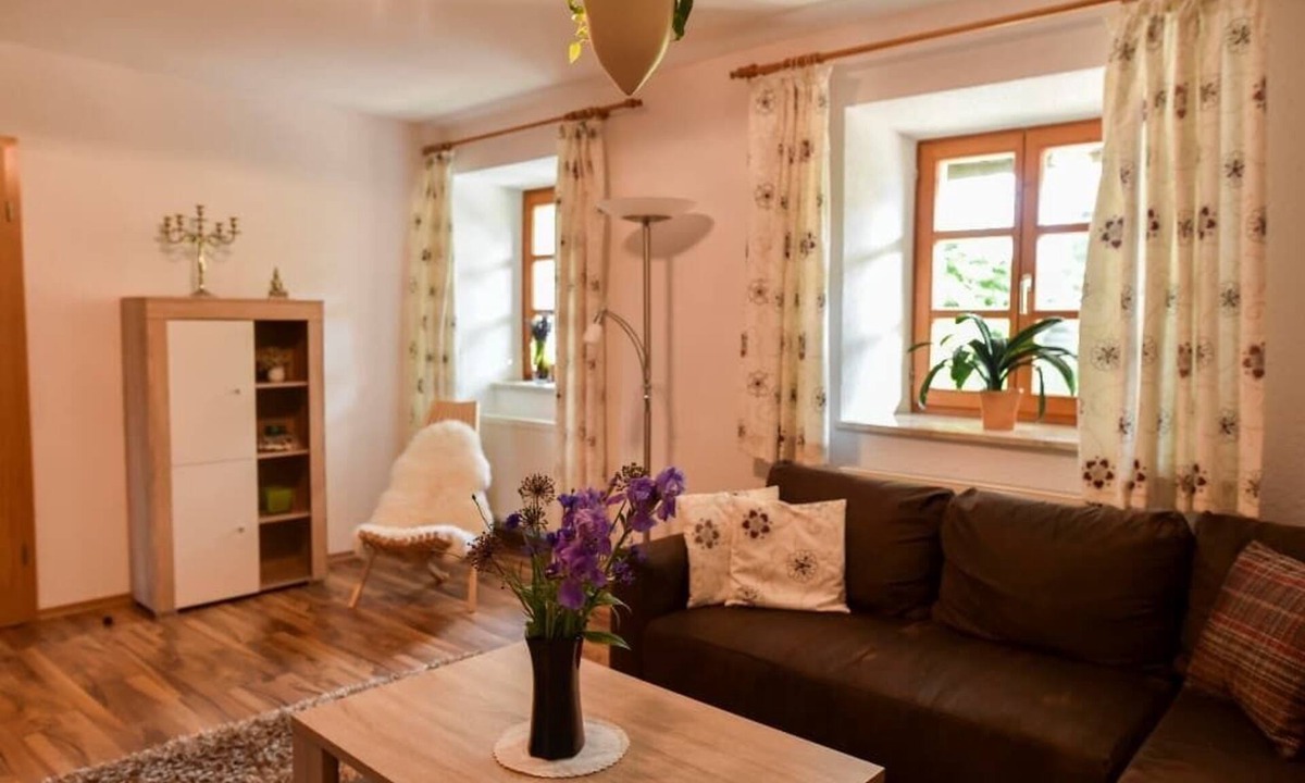 Traitsching Apartment | Neurenovierte FeWo (70qm) mit Terrasse und 2 Schlafzimmern
