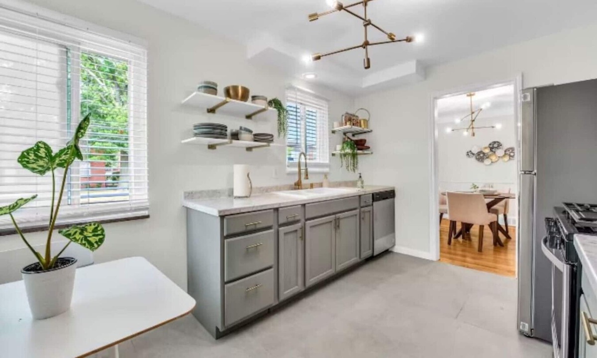 Anchorville House | NEW 20% OFF - Grosse Pointe/Detroit Relaxing Home