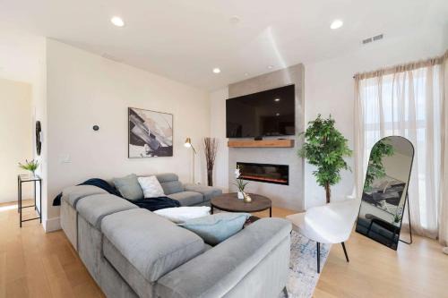 Near West Side Apartment | New 3Bed 2Bath Condo with Parking by United Center