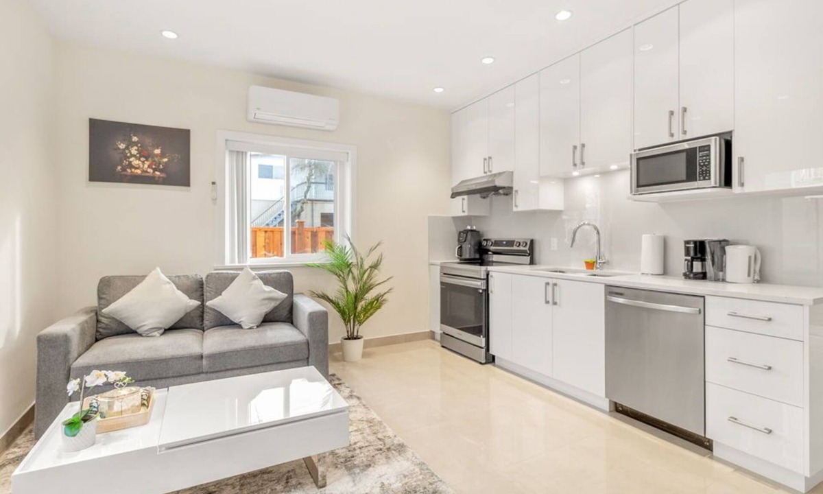 Hastings House | New 3BR Laneway - Quiet Area Near Downtown
