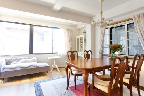 Nakano Villa | New - 4 min to Shinjuku! 4 Bedrooms Villa 970 sq ft in Koenji, 10 people, 8 min walk to JR Koenji station - GRADIA Koenji Hotel