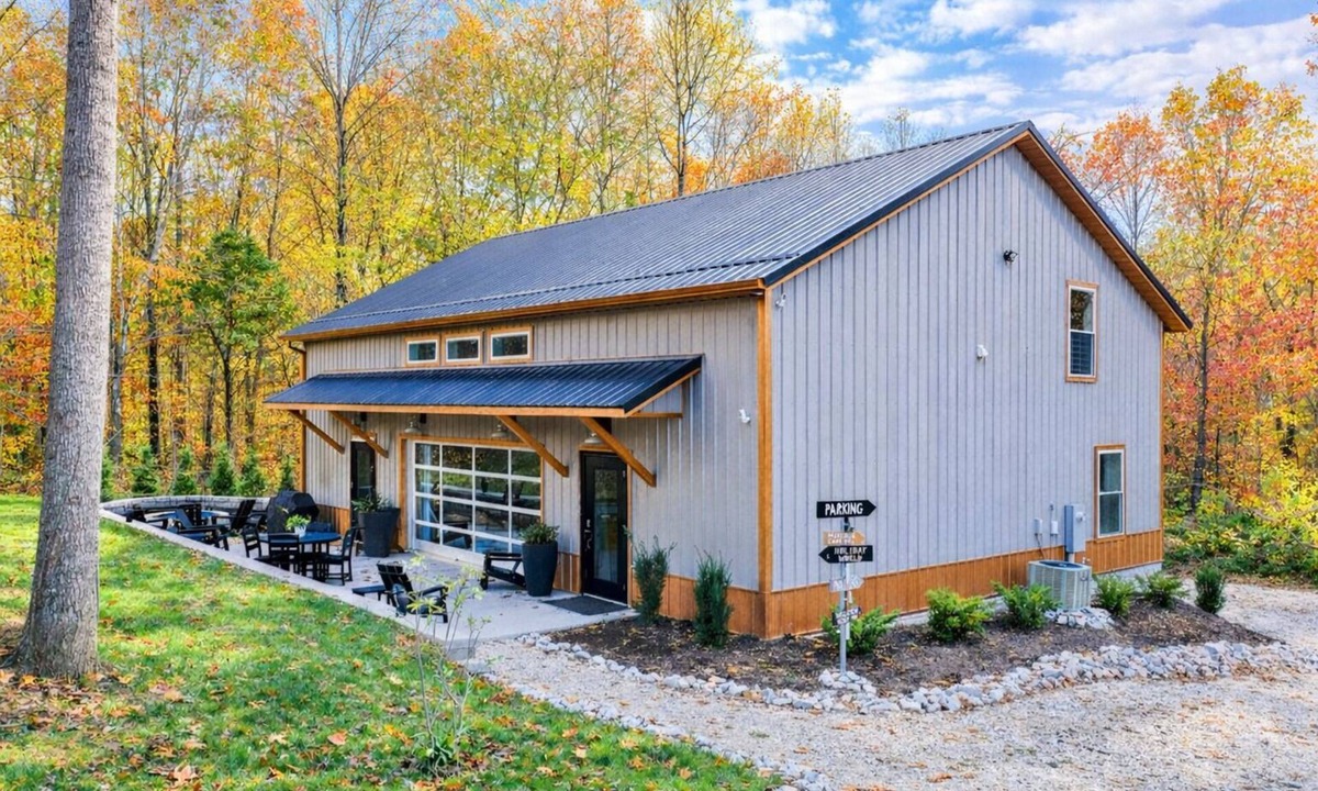 French Lick House | New 6BR Retreat near Patoka Lake, Sleeps 14, Fire Pit