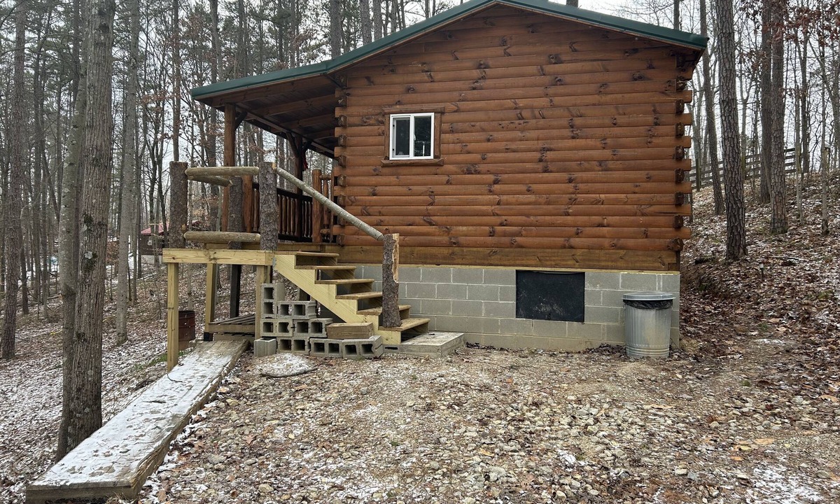 Ray Cabin | New Amish built log cabin near hocking hills & tar hollow, atvs & pet friendly