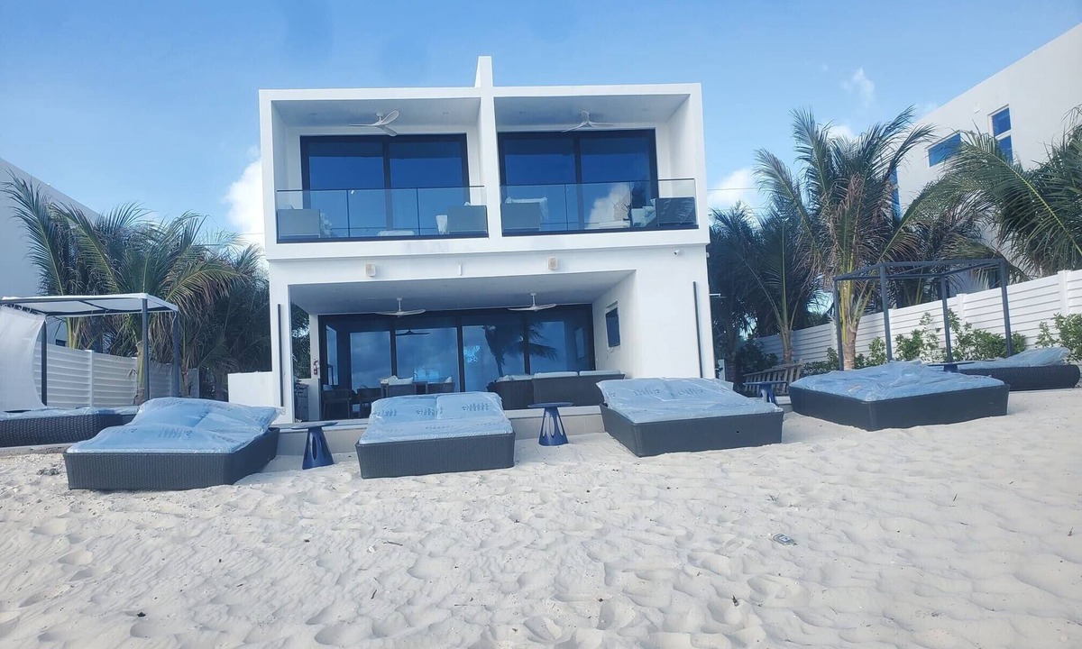 Blue Hills House | New BEACHFRONT Aqua Blu Villa 1-Oceanfront Paradise-4 King Bdrms -max 8 guests