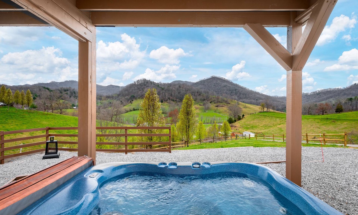 Clyde House | NEW Breathtaking Views, Arcade, Hot tub in a Peaceful Mountain View Retreat