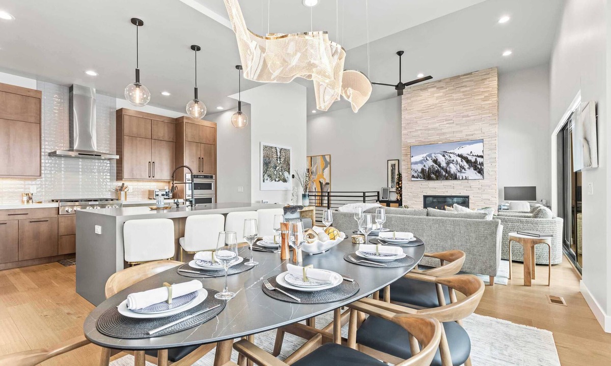 Hideout House | NEW! Breathtaking Views from Every Room/Fireplace