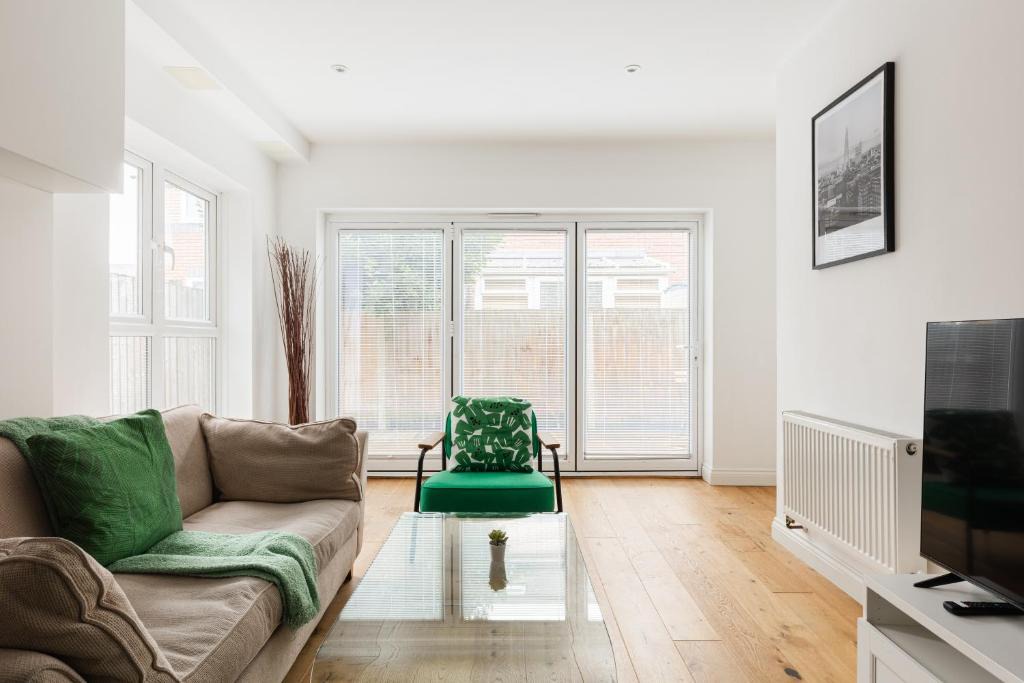 Anerley Apartment | New! Bright 2BR Flat with Patio