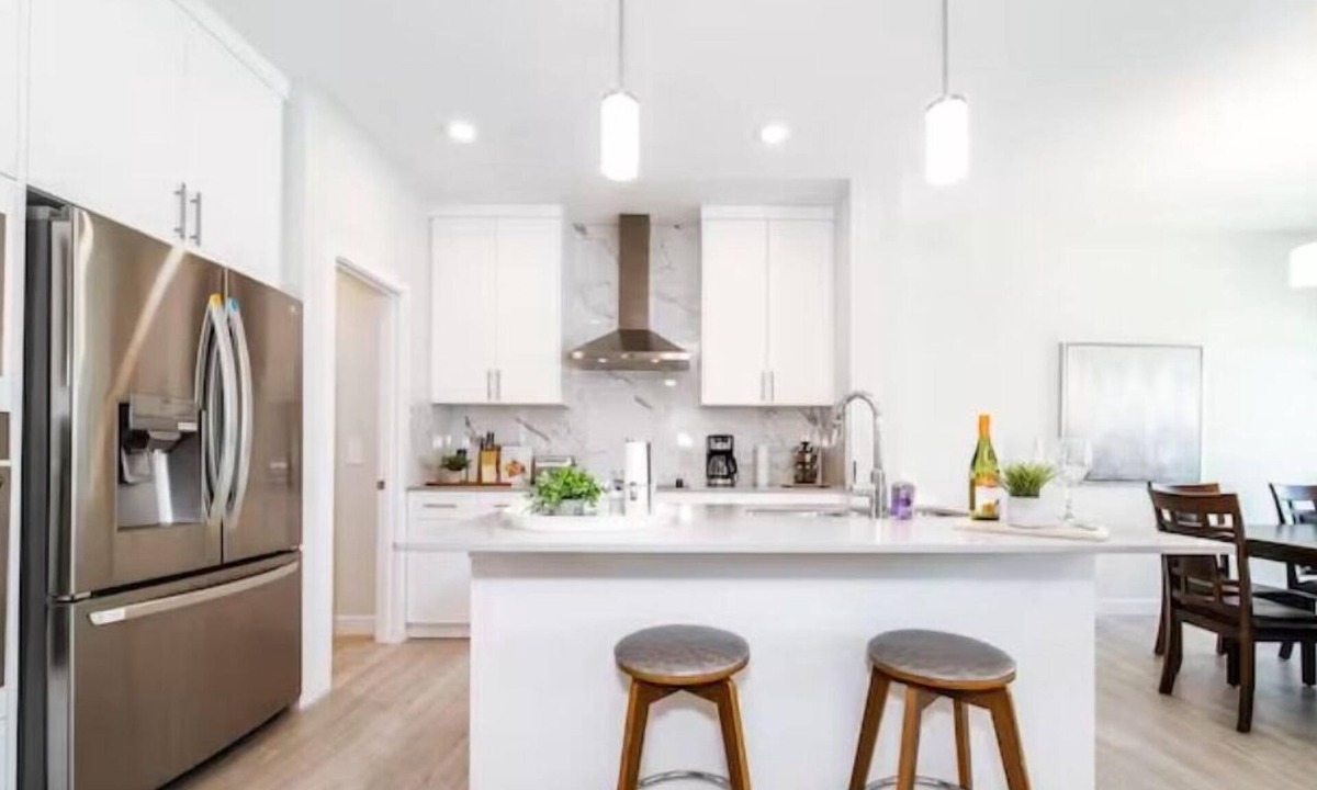 Southwest Edmonton House | New - Bright Modern Home - 3 King Beds/Clean/Netflix!