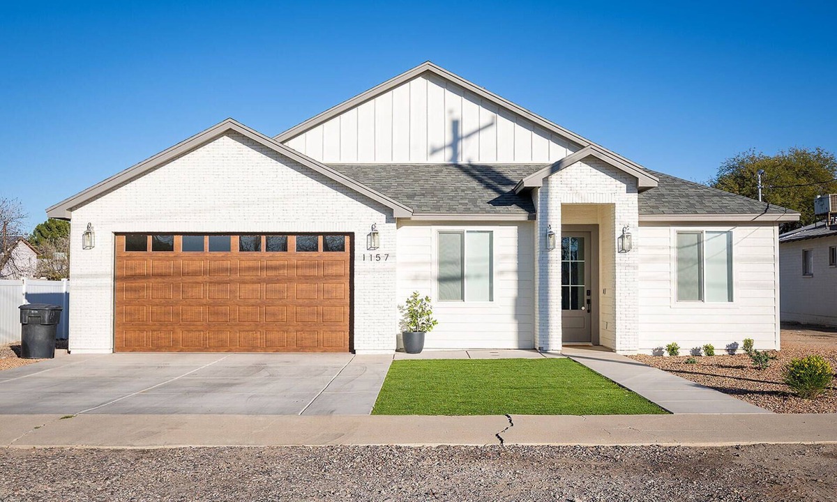 Thatcher House | NEW BUILD Spacious 4-bedroom house with great location- sleeps 10