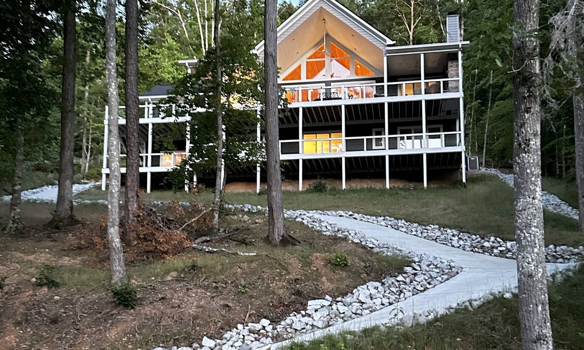 Jacksboro House | New Build, Waterfront 6 Bedroom and 6.5 Bath House on Norris Lake in Big Creek.