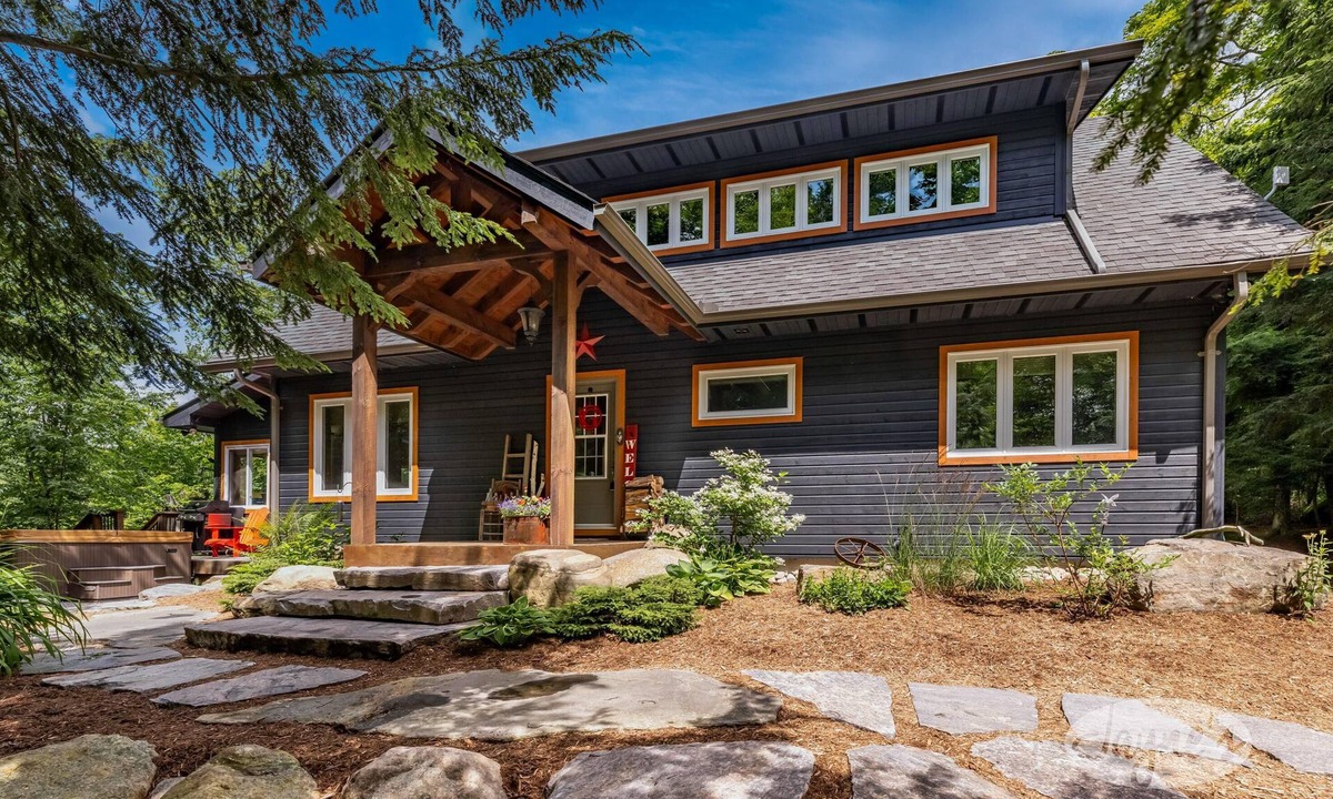 Algonquin Highlands Cottage | New Luxury! Family Perfect Getaway! Hot Tub! Sunset Views!