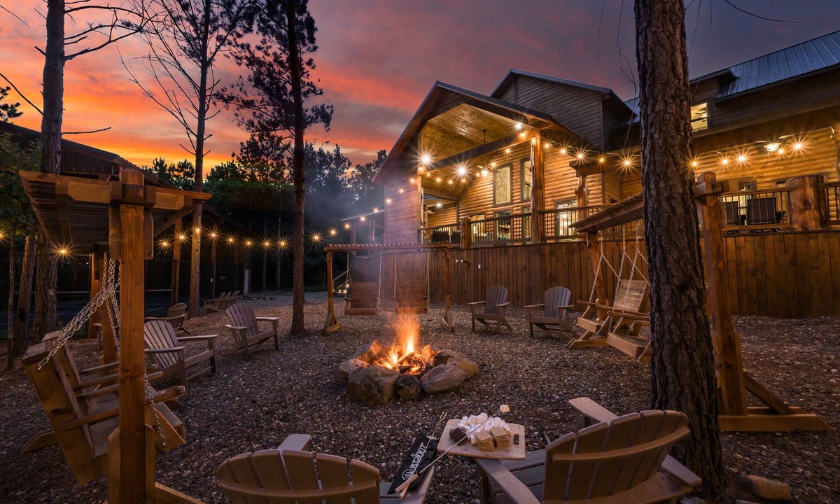 Pickens Cabin | New Cabin/Private Pickleball Court/Hot Tub/Firepit/Fireplace/Families/Foosball