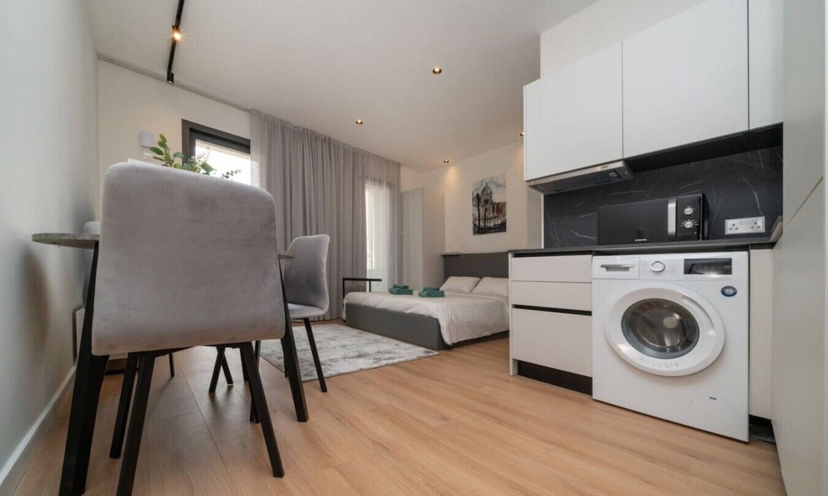 Historical Center Apartment | New Centre Studio with Balcony