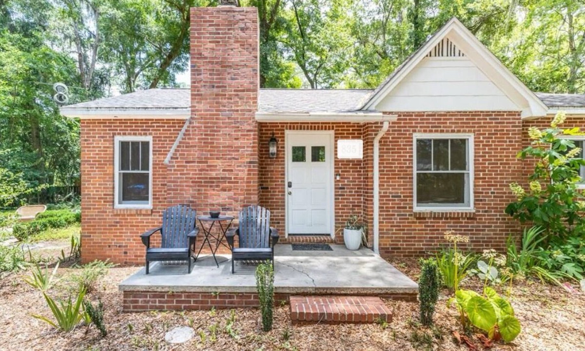 Gainesville House | NEW! Charming 2-Bedroom House - 0.8 Mile Walk to Stadium and Midtown!