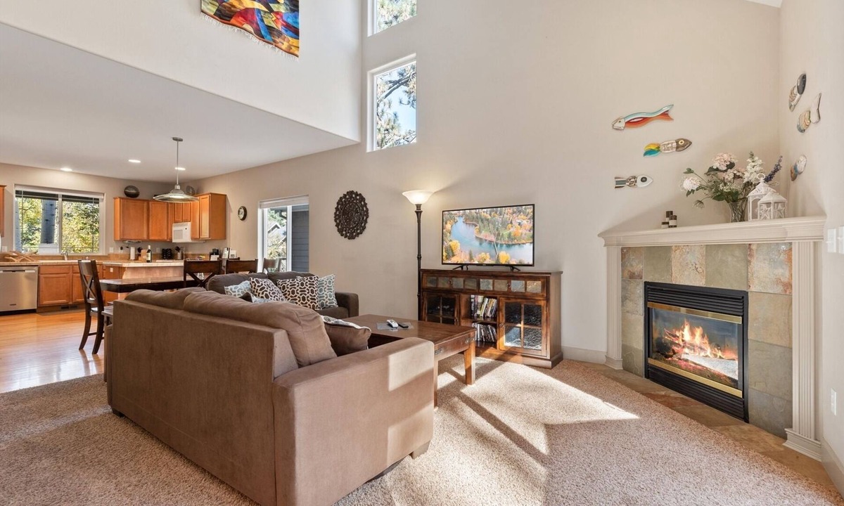 Westbrook Meadows House | New! Charming West Bend Home | Hot Tub | Near Mt. Bachelor