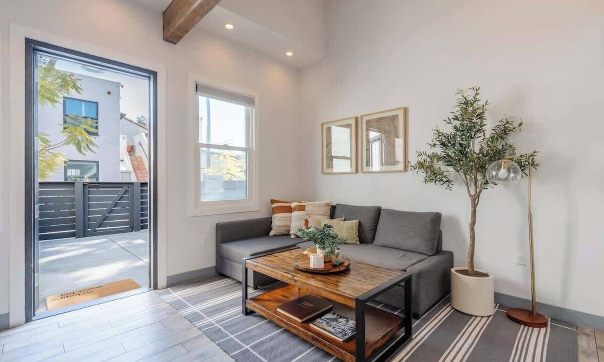 Mission Hills Apartment | New City Chic Retreat | Mins to Beach & Downtown!