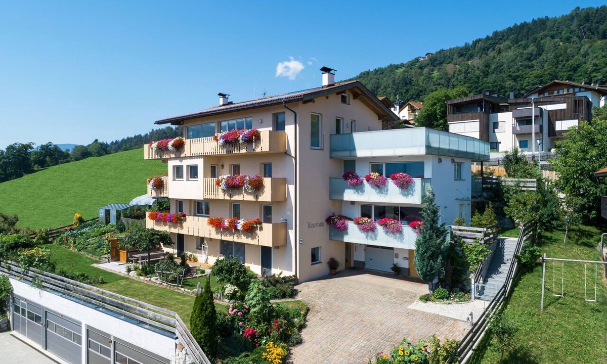 Feldthurns Apartment | New, comfortable apartment near the village, right on Kastanienweg