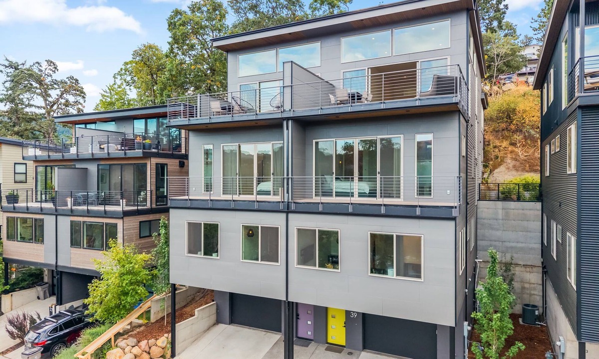 Hood River House | NEW Construction, Magnificent NEW Townhome in dt Hood River w/Rivr views, garage
