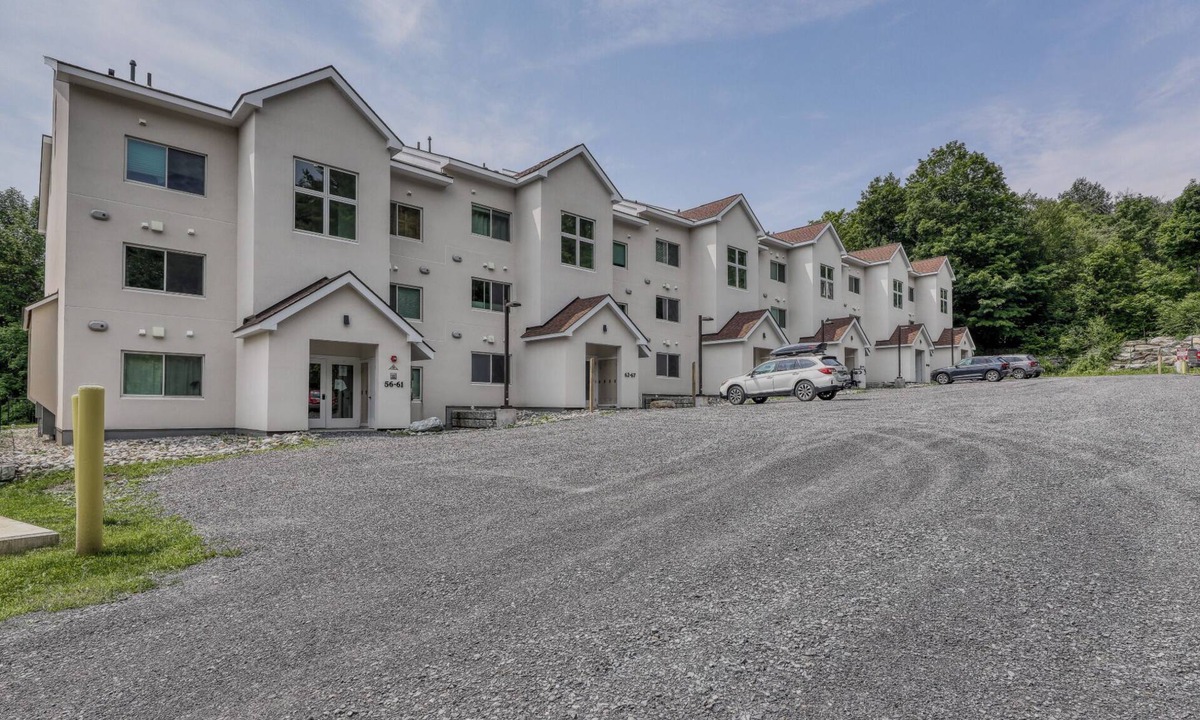 Warren Condo | NEW Construction! Ski-In/Ski-Out Condo, fire place, Bunk room