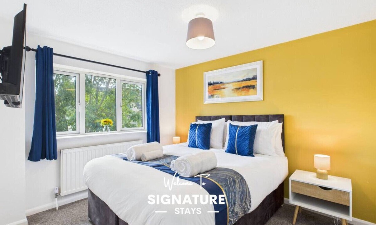 Bishop's Cleeve House | NEW | Cornfields Place | Racecourse | Free Parking