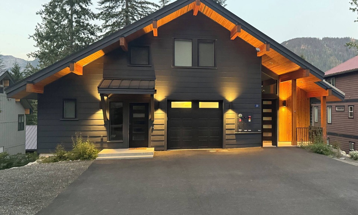 Hyak Cabin | New custom cabin with attached condo at Snoqualmie Pass - sleeps 21